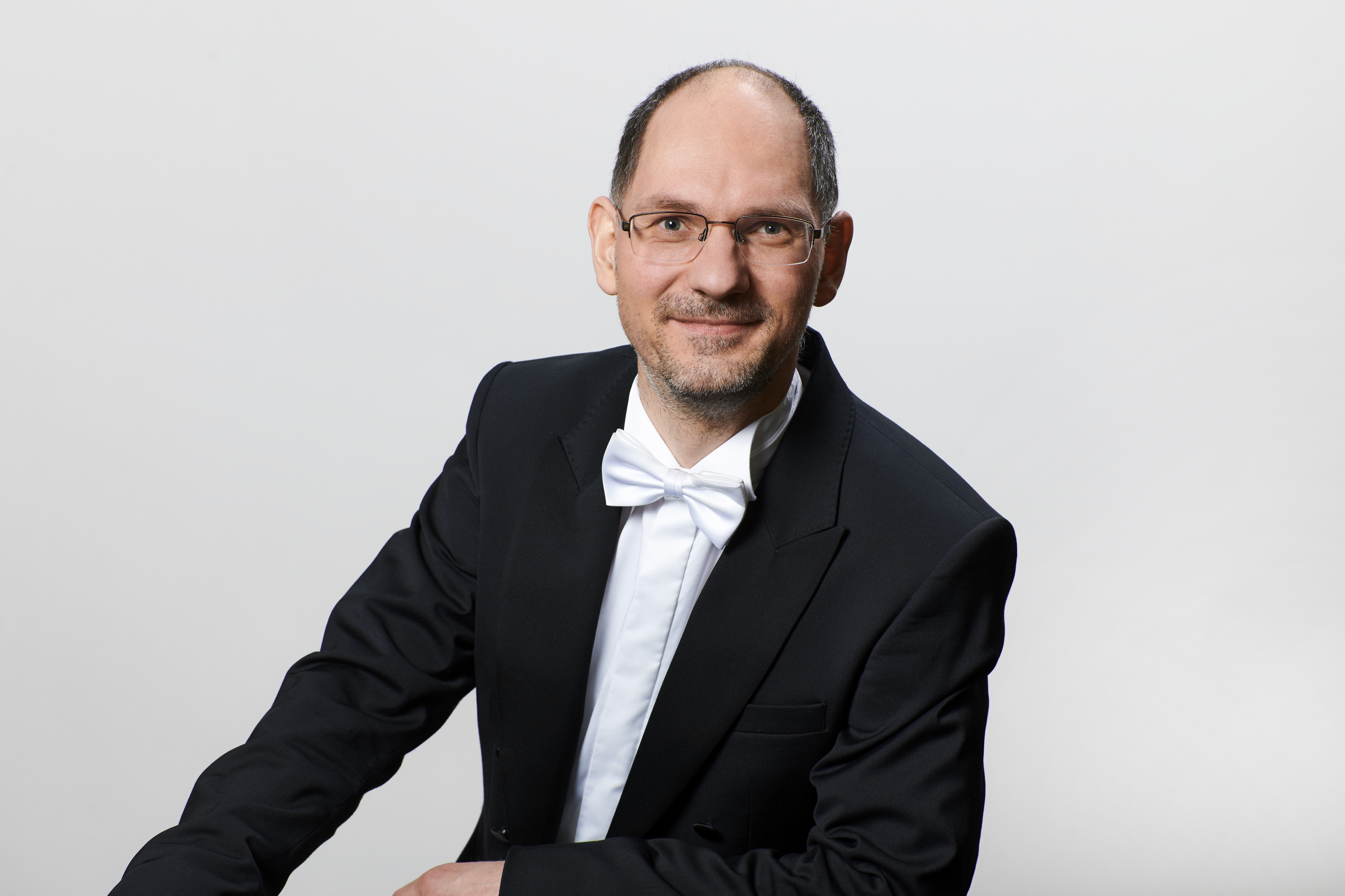 Porträt von Sebastian Gäßlein mit der Violine (Fotografie: Björn Hickmann, 2026)